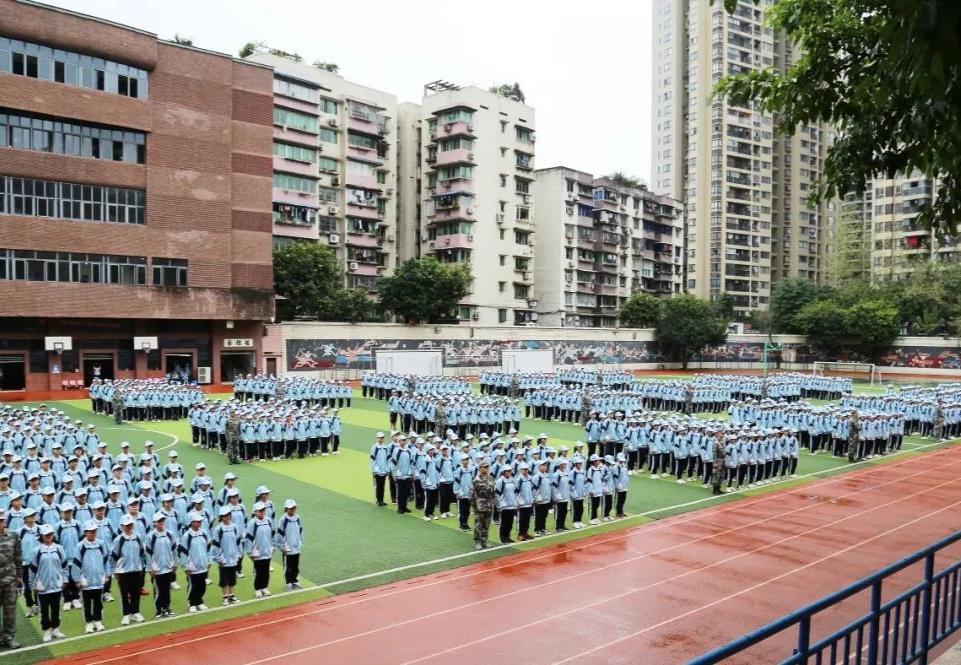 杨家坪中学开展国防教育活动汇演展现学子风采