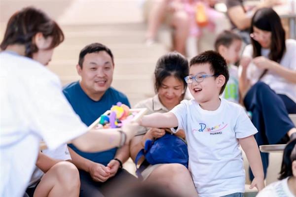 华为学堂2024天生会画夏令营开幕携手孩子探索艺术无限可能(图3)