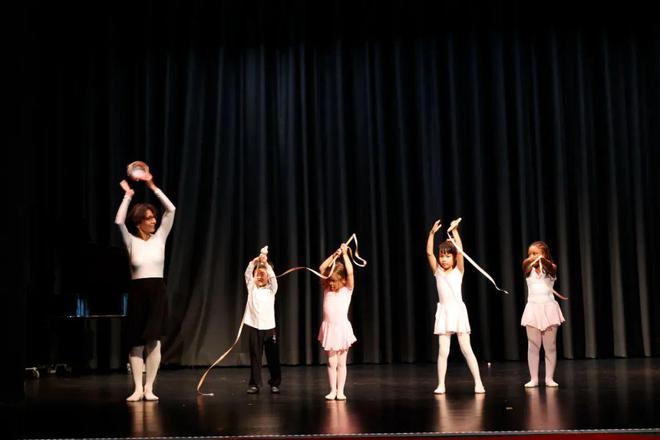 歌舞琴声庆盛夏2024德国新华教育夏季音乐会热辣举办！(图5)