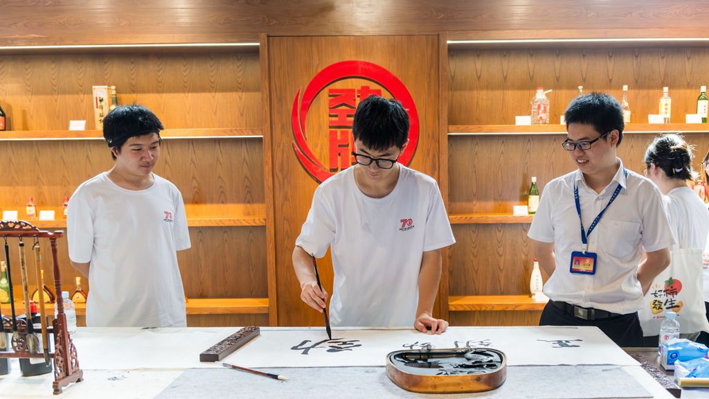 走出校门劲青春展梦翼！2024年“劲牌阳光大学生”夏令营开营(图4)