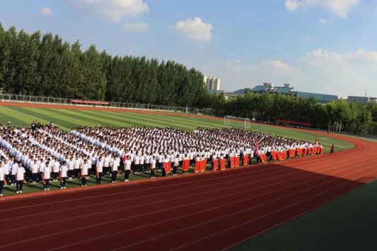 厉兵秣马扬斗志奋楫笃行向未来——济南市莱芜第一中学64级新生军事训练及入校教育活动圆满落幕(图2)