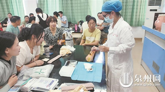 预防近视、配备自动体外除颤仪泉州加强中小学卫生与健康教育