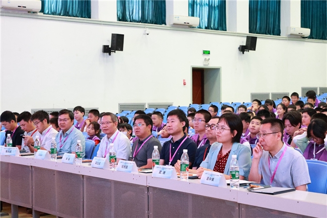 全国中小学人工智能探究性学习训练营（2024秋季）火热开营！小营员们踊跃提问“围攻”大师(图3)