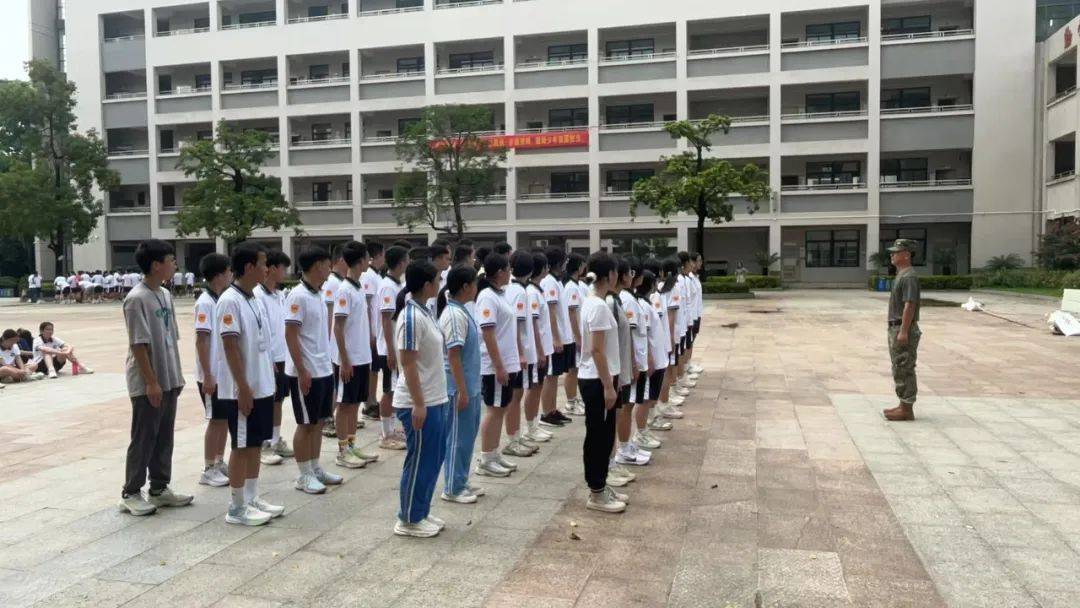 【资讯】号角吹响青春绽放麻涌中学举行2024年高一学生军事训练开训动员大会(图4)