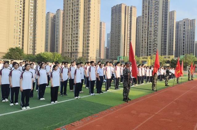 西安市雁塔区第二中学举行高2024级新生国防教育开营仪式(图4)
