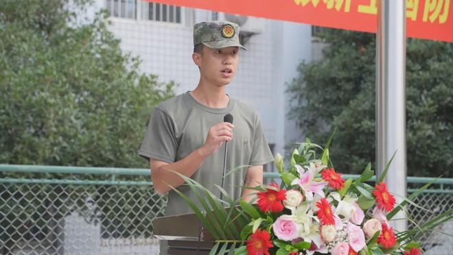 江油市太白中学隆重举行2024级新生国防教育暨军事训练营开营仪式(图3)