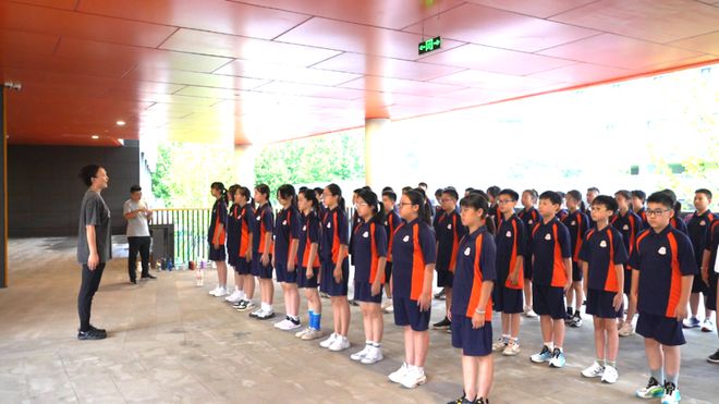 南京外国语学校雨花国际学校中学部举行2024级新生入学教育活动(图2)