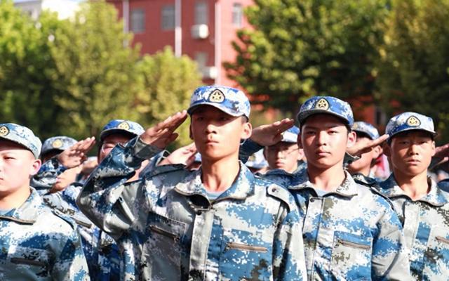 西安市临潼区铁路中学2024级国防教育汇报表演暨家长学校活动圆满举行