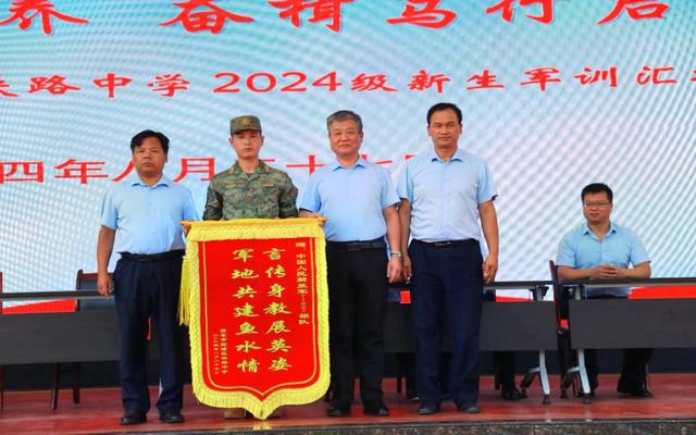 西安市临潼区铁路中学2024级国防教育汇报表演暨家长学校活动圆满举行(图4)