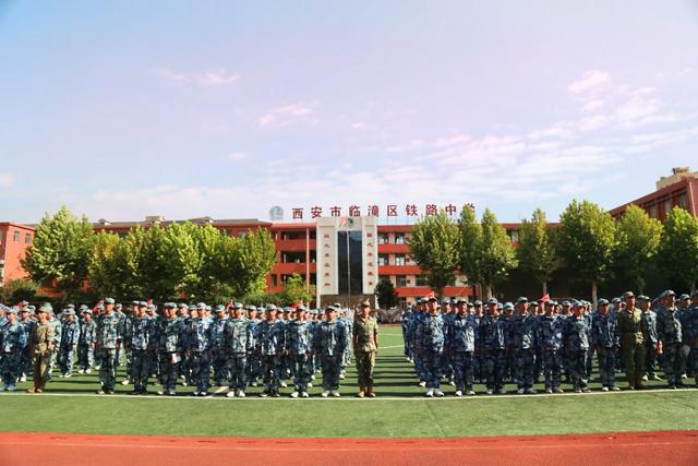 西安市临潼区铁路中学2024级国防教育汇报表演暨家长学校活动圆满举行(图5)