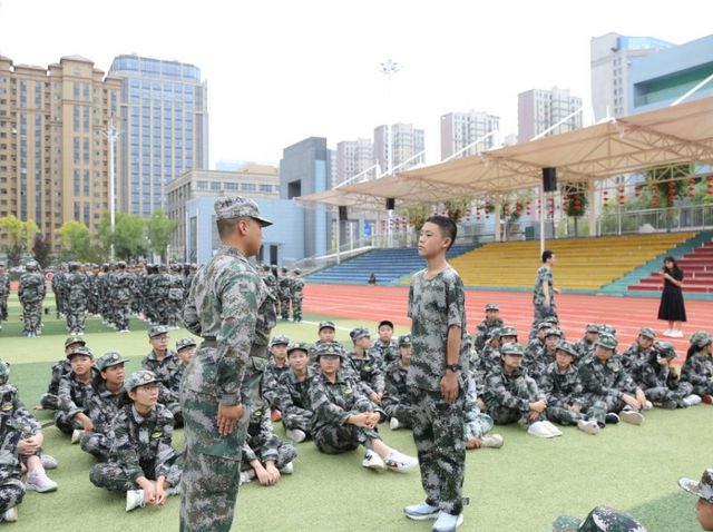 激扬青春志强国勇担当——延安市新区江苏中学2024级国防教育暨入学教育实践活动(图6)