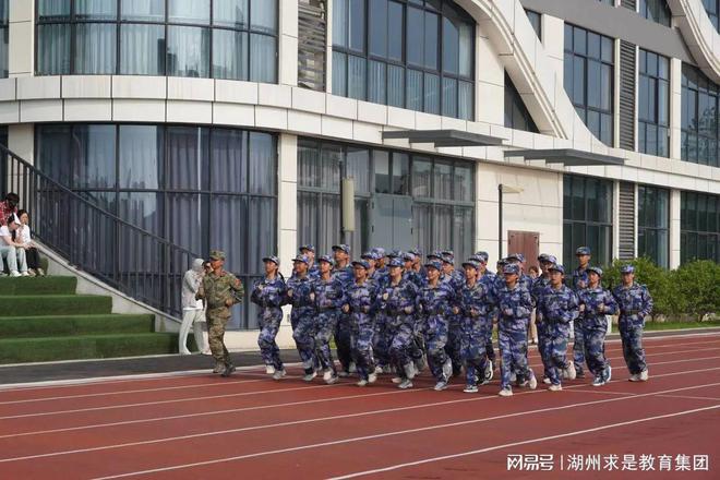 龙游华莘高级中学举行2024级新生军训会操比赛暨军训结营仪式(图3)