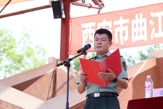 致敬橄榄绿筑梦曲江红——西安市曲江第一中学高2024级新生军事训练纪实(图2)