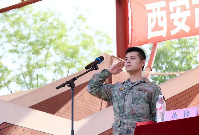 致敬橄榄绿筑梦曲江红——西安市曲江第一中学高2024级新生军事训练纪实(图3)