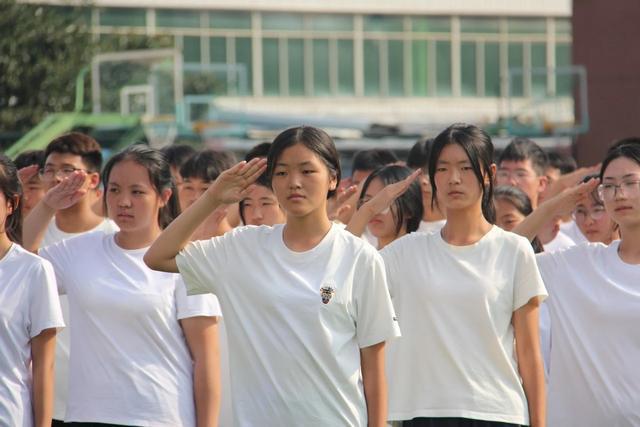 西安市临潼中学举行2024级国防教育总结表彰大会暨军训闭营会操(图6)