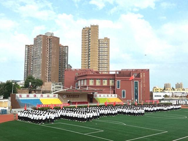 西安市临潼中学举行2024级国防教育总结表彰大会暨军训闭营会操