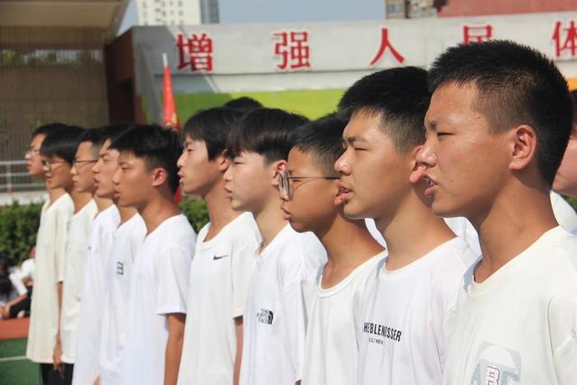 西安市临潼中学举行2024级国防教育总结表彰大会暨军训闭营会操(图5)