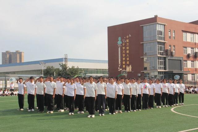 西安市临潼中学举行2024级国防教育总结表彰大会暨军训闭营会操(图4)