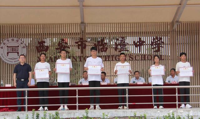 西安市临潼中学举行2024级国防教育总结表彰大会暨军训闭营会操(图7)