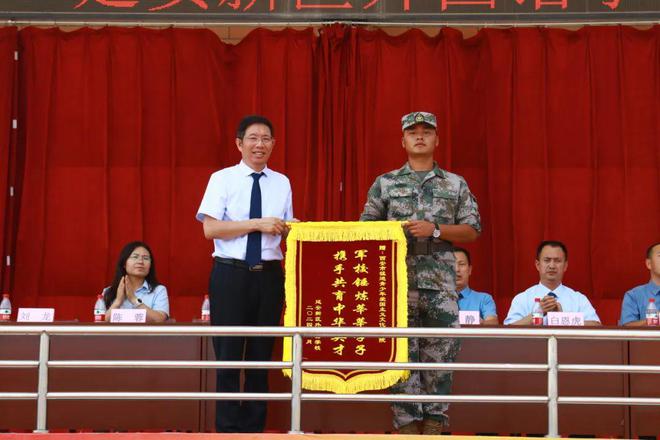 延安新区外国语学校2024级新生入学教育汇报展演(图3)