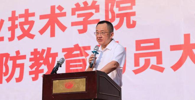 成为巴职最亮的那一道光！我校举行2024级新生开国防教育动员大会(图4)