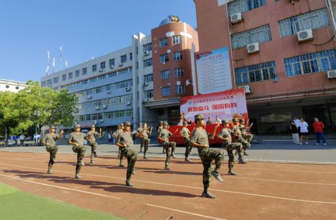 青春奋斗、强国有我——湖南永兴树德中学2024级新生国防教育开营(图2)