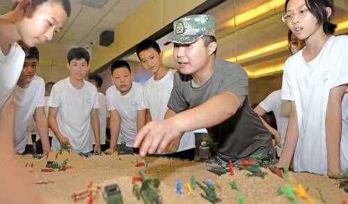 让国防教育“走新”又“走心”——2024年济南市中小学师生军事体验活动精彩回顾(图2)