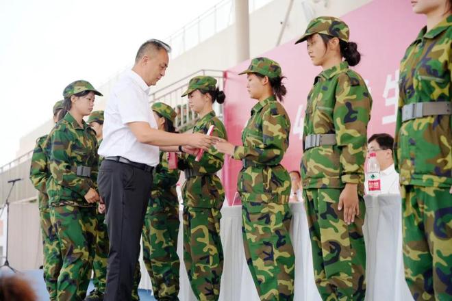 贵州工业职业技术学院2024年学生军事训练总结汇报暨表彰大会举行(图3)