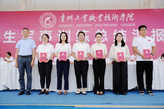 贵州工业职业技术学院2024年学生军事训练总结汇报暨表彰大会举行(图4)