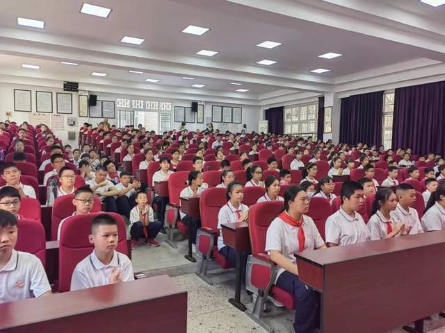 常德市七中举行2024级初一新生国防教育开营仪式(图2)