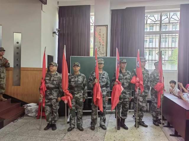 常德市七中举行2024级初一新生国防教育开营仪式(图4)