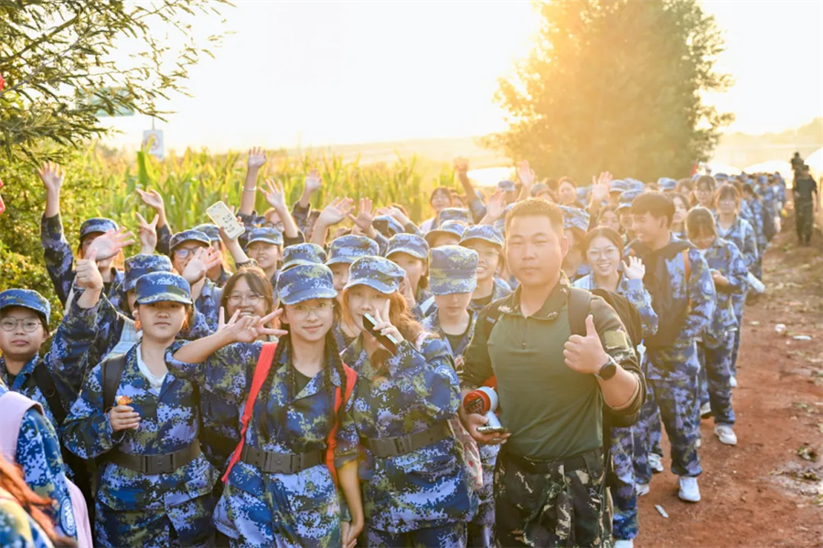 云南工商学院开展2024级学生励志教育军训野外徒步拉练活动_新华网