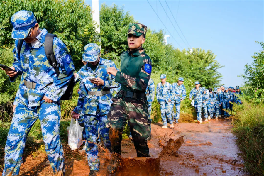 云南工商学院开展2024级学生励志教育军训野外徒步拉练活动_新华网(图2)