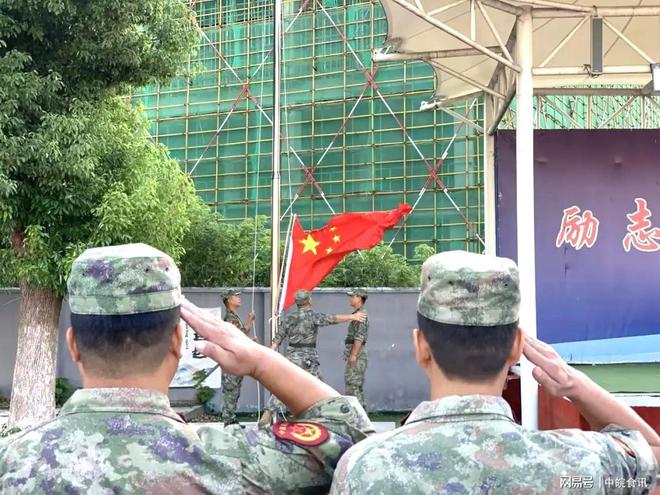 皖江高中举行2024级高一新生入学教育暨军训开营仪式(图2)