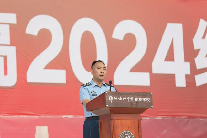 百炼成钢铸军魂绵阳南实2024级高一新生国防教育军事训练开营(图3)