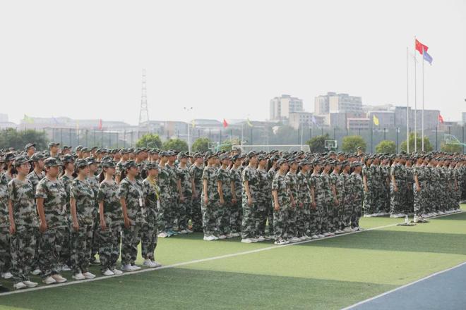 百炼成钢铸军魂绵阳南实2024级高一新生国防教育军事训练开营(图6)