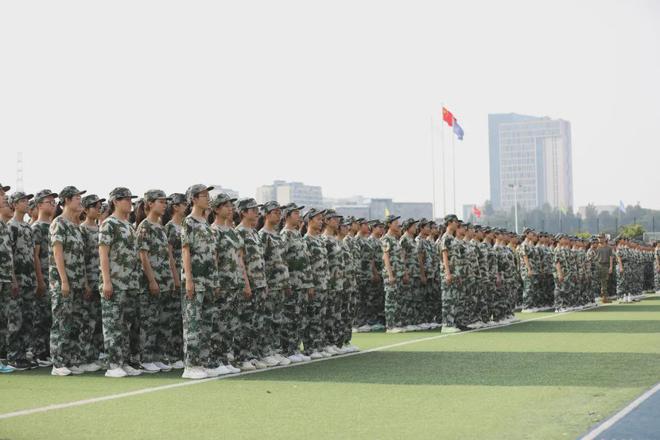 百炼成钢铸军魂绵阳南实2024级高一新生国防教育军事训练开营(图8)