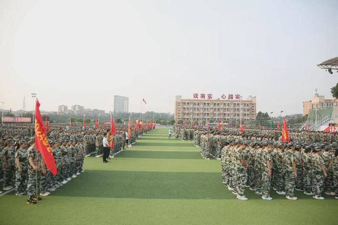百炼成钢铸军魂绵阳南实2024级高一新生国防教育军事训练开营(图9)