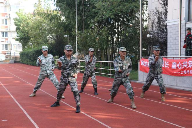 强身健体铸魂育人！松江这所小学的学生接受国防教育训练(图3)