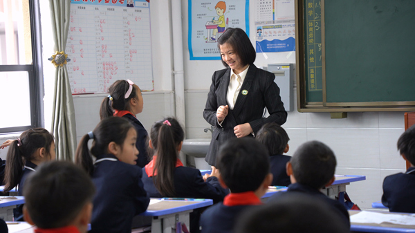 2024梁平师者风范丨杨君玲：一个会“魔法”的教育人(图2)