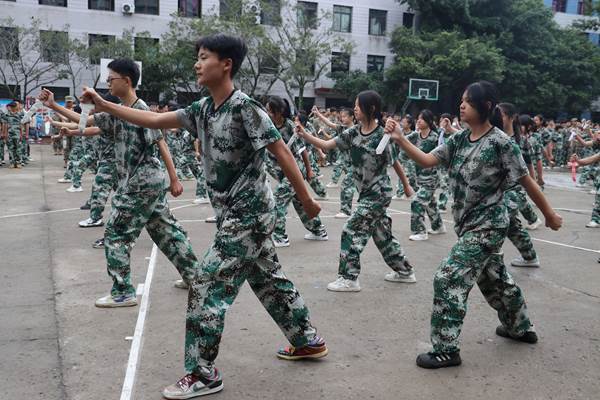 热血青春精彩军旅---荣县职业技术教育中心2024级新生军训总结暨汇报展示(图2)
