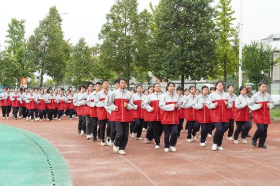 震撼！成都青苏职中2024级学生国防教育活动圆满落幕(图2)