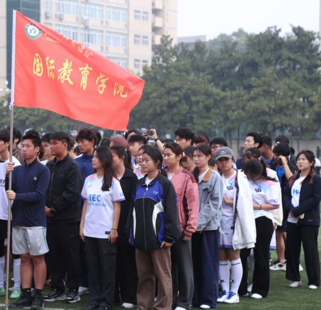 信阳师范大学国际教育学院：2024级“迎新杯”足球赛火热开幕(图2)