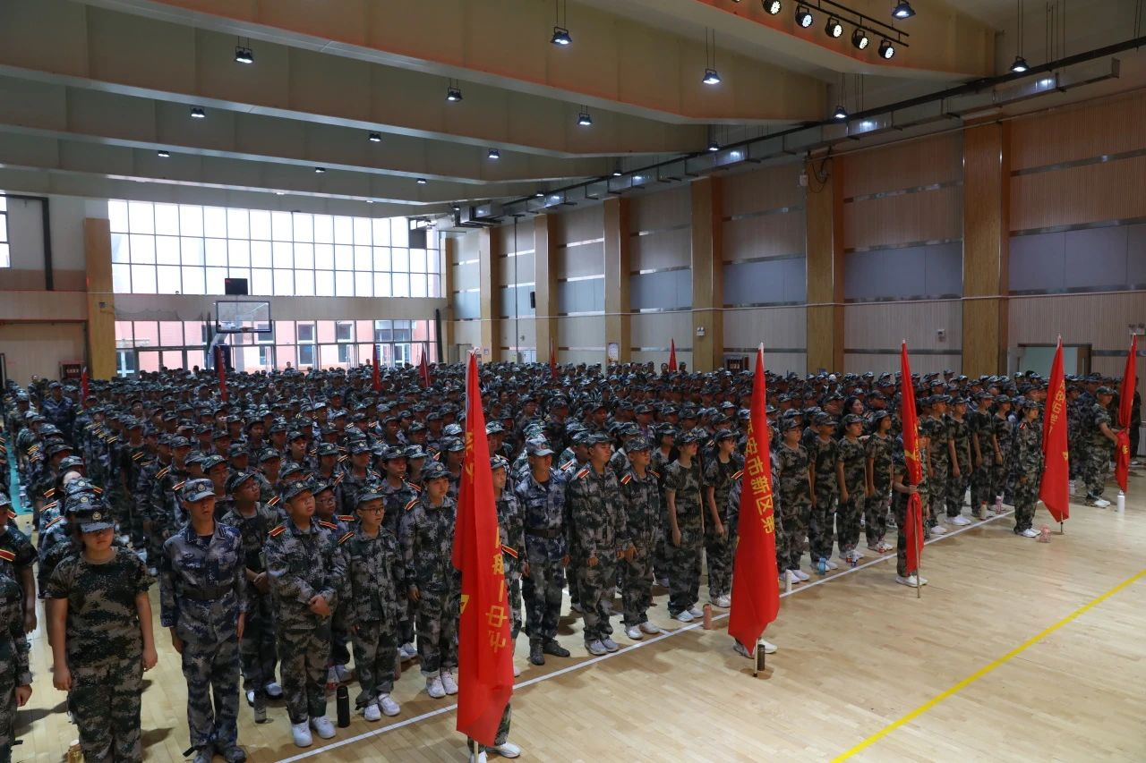 延安市新区第一中学启动2024级新生国防教育与综合素质拓展训练(图4)