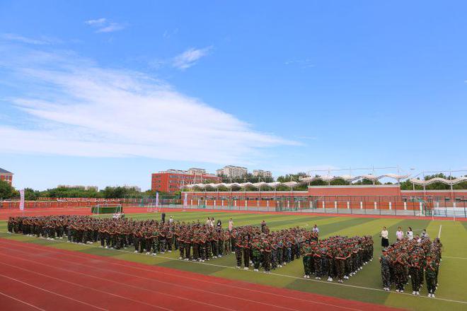 青春起航铸就辉煌桓台一中附属学校2024级国防教育暨综合素质拓展训练正式开幕(图4)