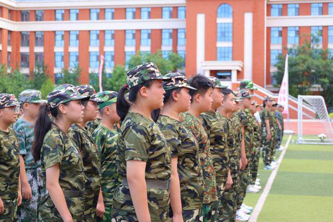 青春起航铸就辉煌桓台一中附属学校2024级国防教育暨综合素质拓展训练正式开幕(图5)