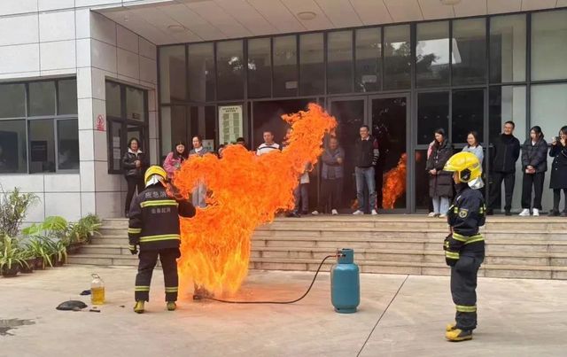 云南弥勒市总工会开展2024年消防应急培训及疏散演练(图2)