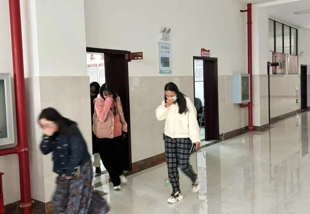 云南弥勒市总工会开展2024年消防应急培训及疏散演练(图3)