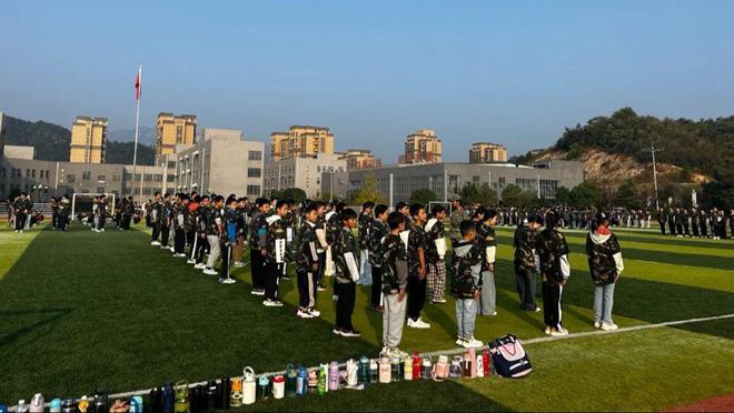 新县光彩实验学校举行2024级七年级新生综合素质拓展训练活动(图3)