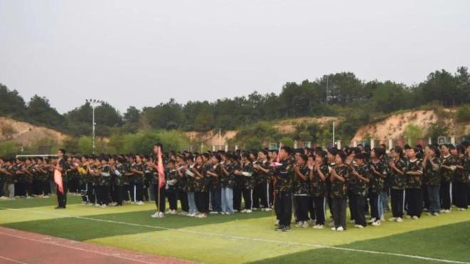 新县光彩实验学校举行2024级七年级新生综合素质拓展训练活动(图2)